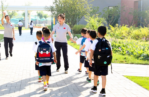 8月30日，雄安史家胡同小學(xué)學(xué)生體驗(yàn)學(xué)校生活。老師帶學(xué)生進(jìn)教室。