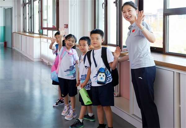 8月30日，雄安史家胡同小學(xué)學(xué)生體驗(yàn)學(xué)校生活。老師帶學(xué)生進(jìn)教室。