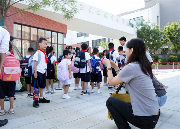 8月30日，雄安史家胡同小學(xué)學(xué)生體驗(yàn)學(xué)校生活。