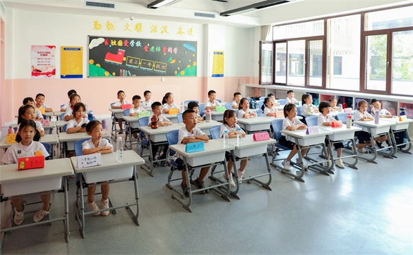 8月30日，雄安史家胡同小學(xué)學(xué)生體驗(yàn)學(xué)校生活。