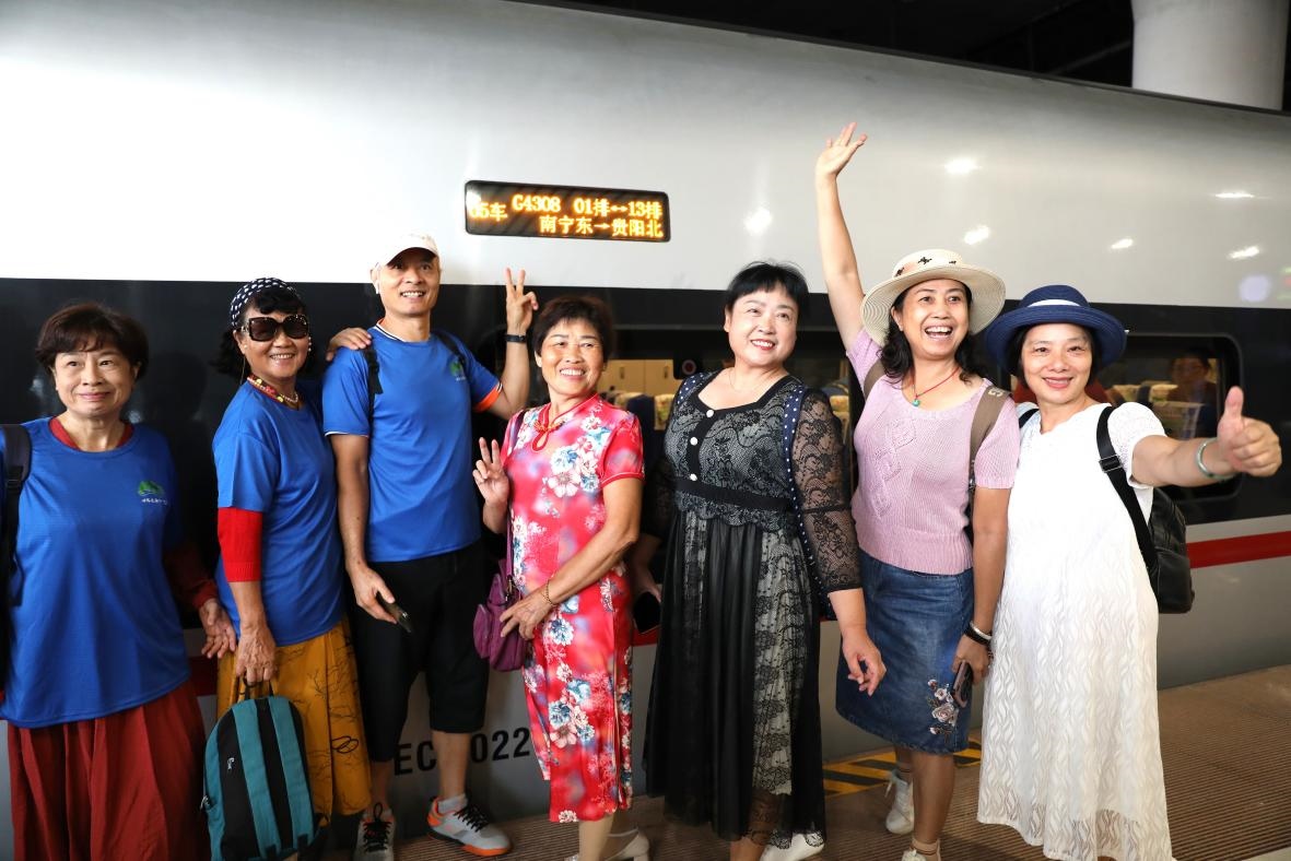 在南寧東站，旅客與貴南高鐵首發(fā)列車合影。 林祥云攝