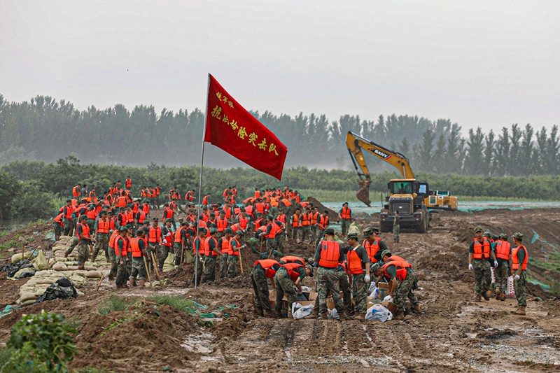 △2023年8月2日，中部戰(zhàn)區(qū)陸軍第82集團(tuán)軍“鐵軍旅”官兵在河北省高碑店市白溝河任務(wù)區(qū)加固岸堤。