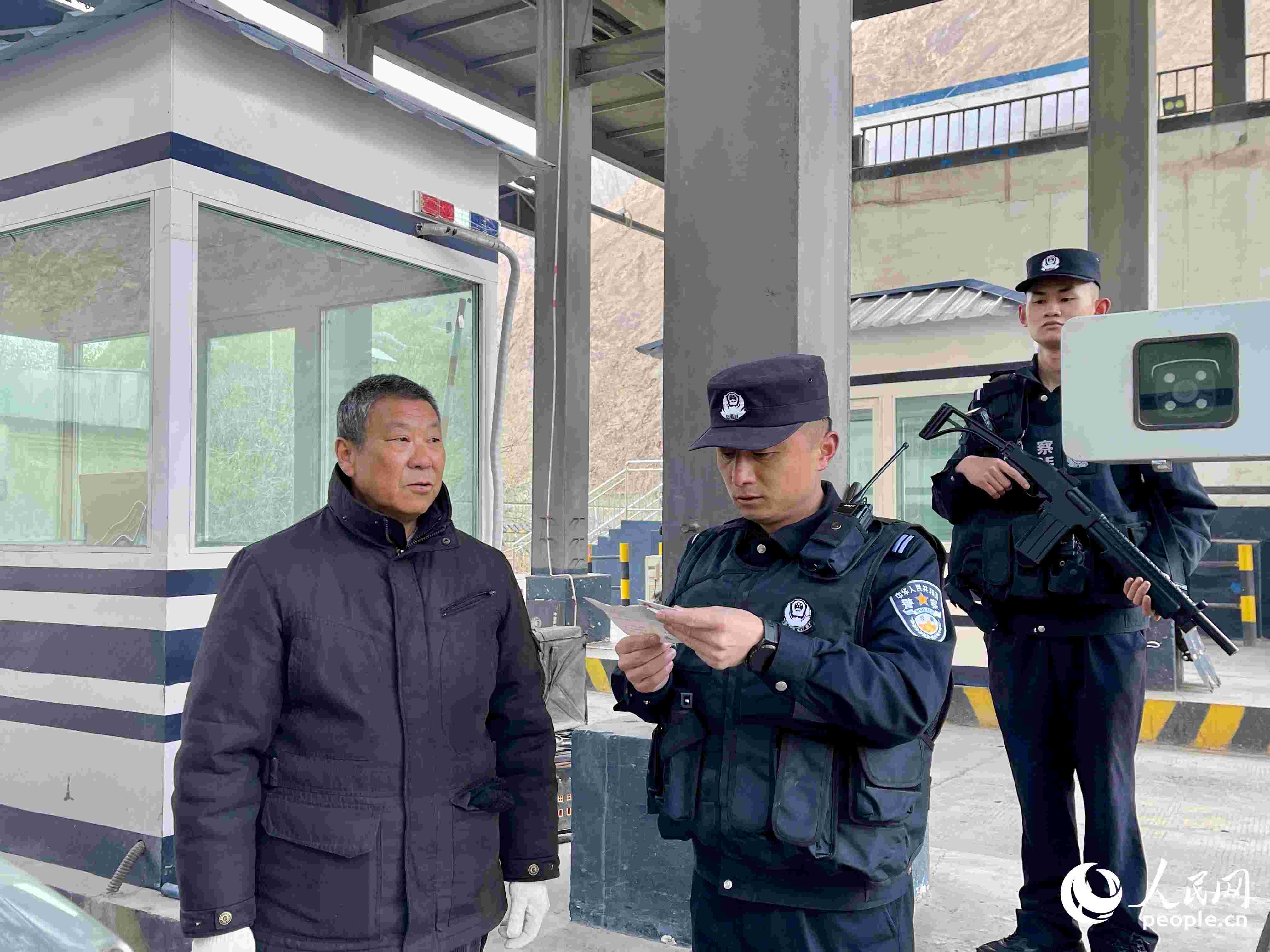2023年5月10日，在庫地邊境檢查站，陳暢核對(duì)進(jìn)出邊境管理區(qū)人員信息。人民網(wǎng) 周靜圓攝