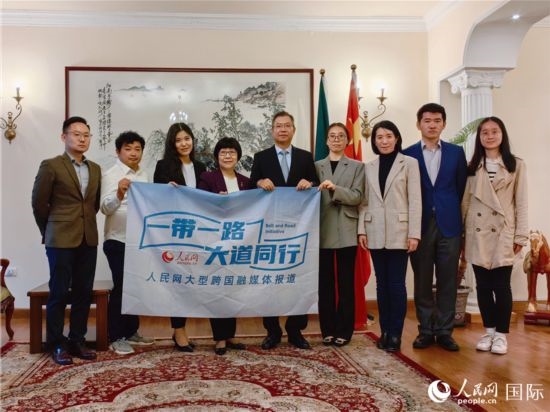 胡長春大使、駐非盟使團(tuán)工作人員與人民網(wǎng)記者合影。