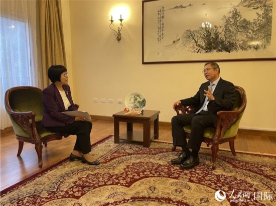 胡長春大使接受人民網(wǎng)記者唐維紅采訪。人民網(wǎng)記者 趙艷紅攝
