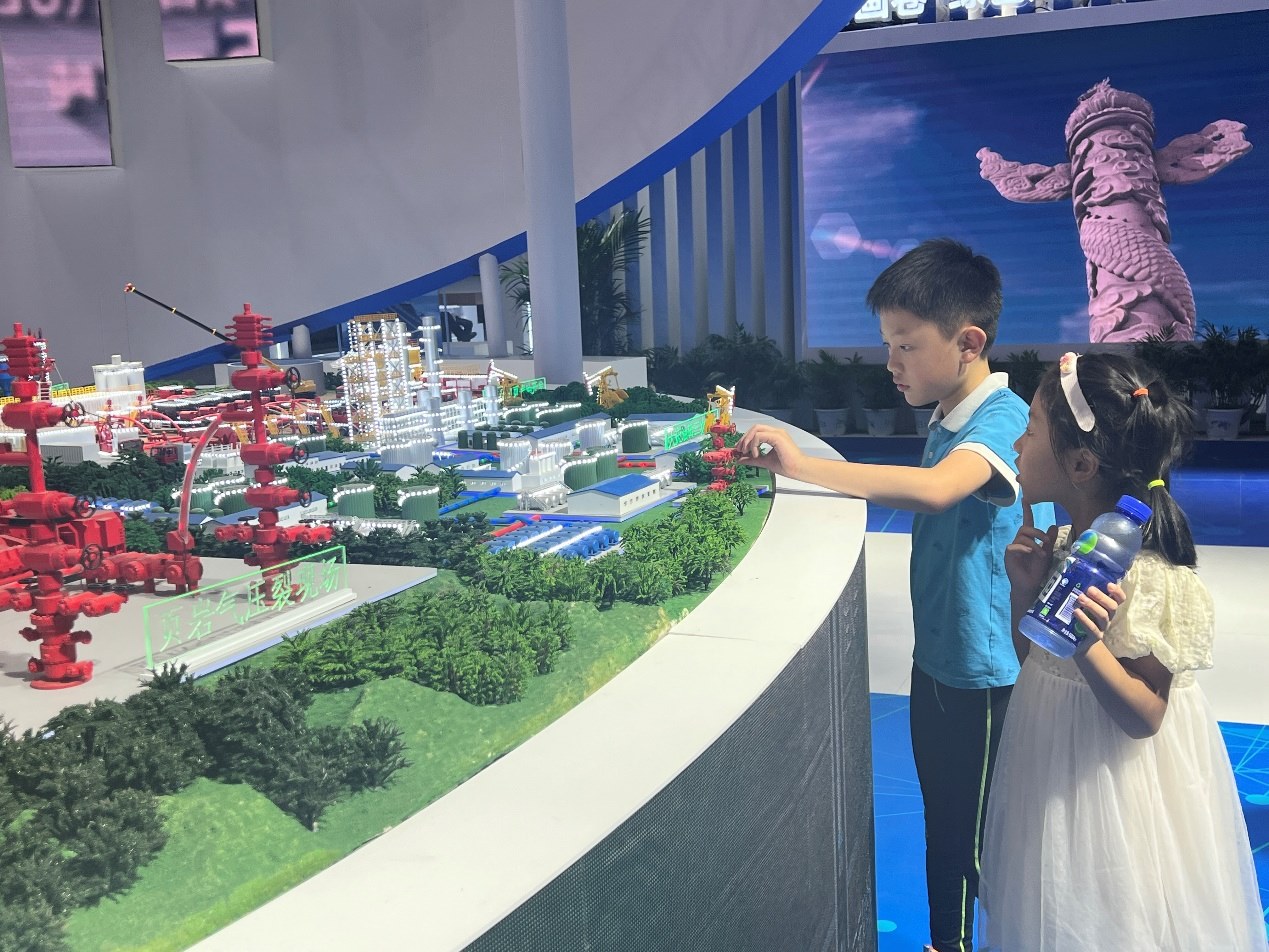 小朋友正在觀看展覽模型。人民網(wǎng) 歐陽易佳攝