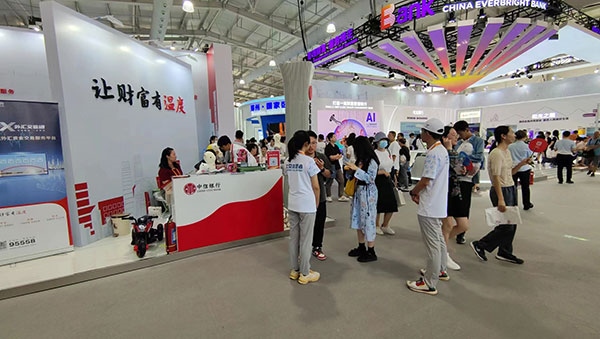 在銀行展臺，“溫度”成為了高頻詞匯。人民網(wǎng)記者 李彤攝