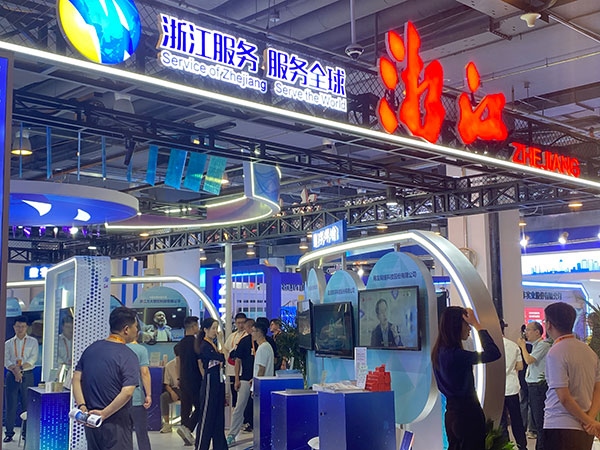 在浙江省交易團展區(qū)，數(shù)字支付技術(shù)吸引了觀展群眾的目光。人民網(wǎng)記者 李彤攝
