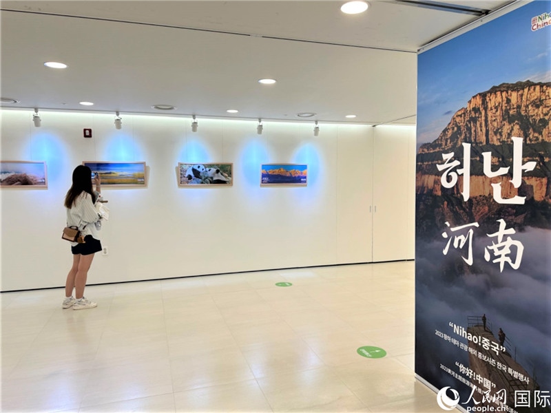 2.民眾參觀“看九曲黃河 聽華夏故事”主題展。人民網(wǎng)記者 馬菲攝