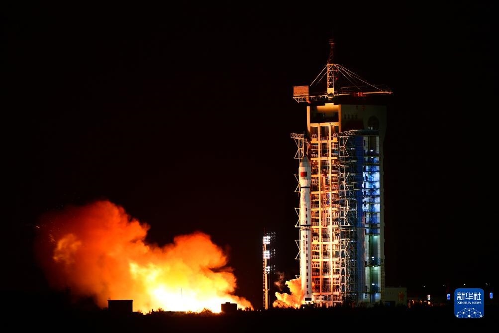 9月7日02時(shí)14分，我國(guó)在酒泉衛(wèi)星發(fā)射中心使用長(zhǎng)征四號(hào)丙運(yùn)載火箭，成功將遙感三十三號(hào)03星發(fā)射升空，衛(wèi)星順利進(jìn)入預(yù)定軌道，發(fā)射任務(wù)獲得圓滿成功。新華社發(fā)（汪江波 攝）