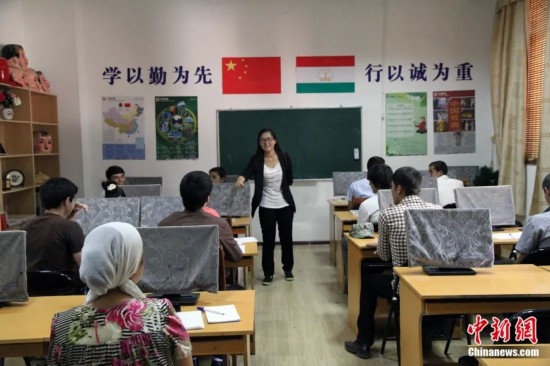 2014年，塔吉克斯坦國立民族大學(xué)的孔子學(xué)院內(nèi)，教師正在為塔吉克斯坦學(xué)生授課。田冰 攝
