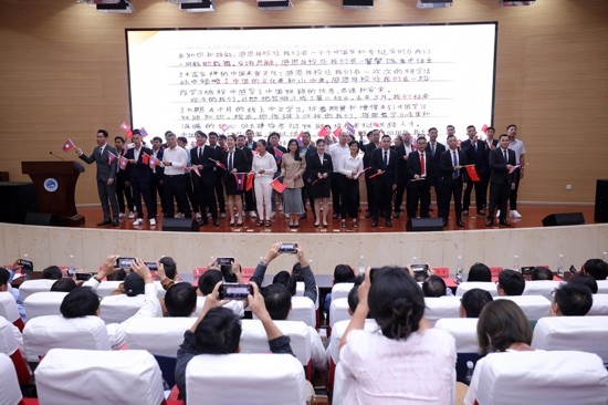 7月31日，昆明鐵道職業(yè)技術(shù)學(xué)院舉行援老撾鐵道職業(yè)技術(shù)學(xué)院項目教育能力建設(shè)教師培養(yǎng)班結(jié)業(yè)典禮。昆明鐵道職業(yè)技術(shù)學(xué)院供圖