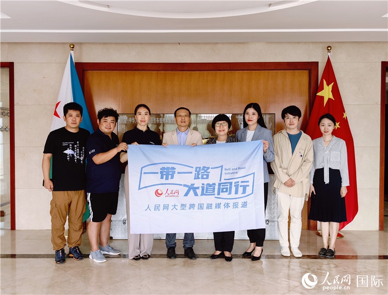 胡斌大使（左四）、使館工作人員與人民網(wǎng)監(jiān)事會(huì)主席唐維紅（右四）一行合影。