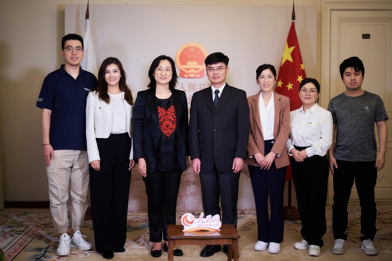 中國駐圣彼得堡副總領(lǐng)事張曉慶（左四）與人民網(wǎng)記者合影。