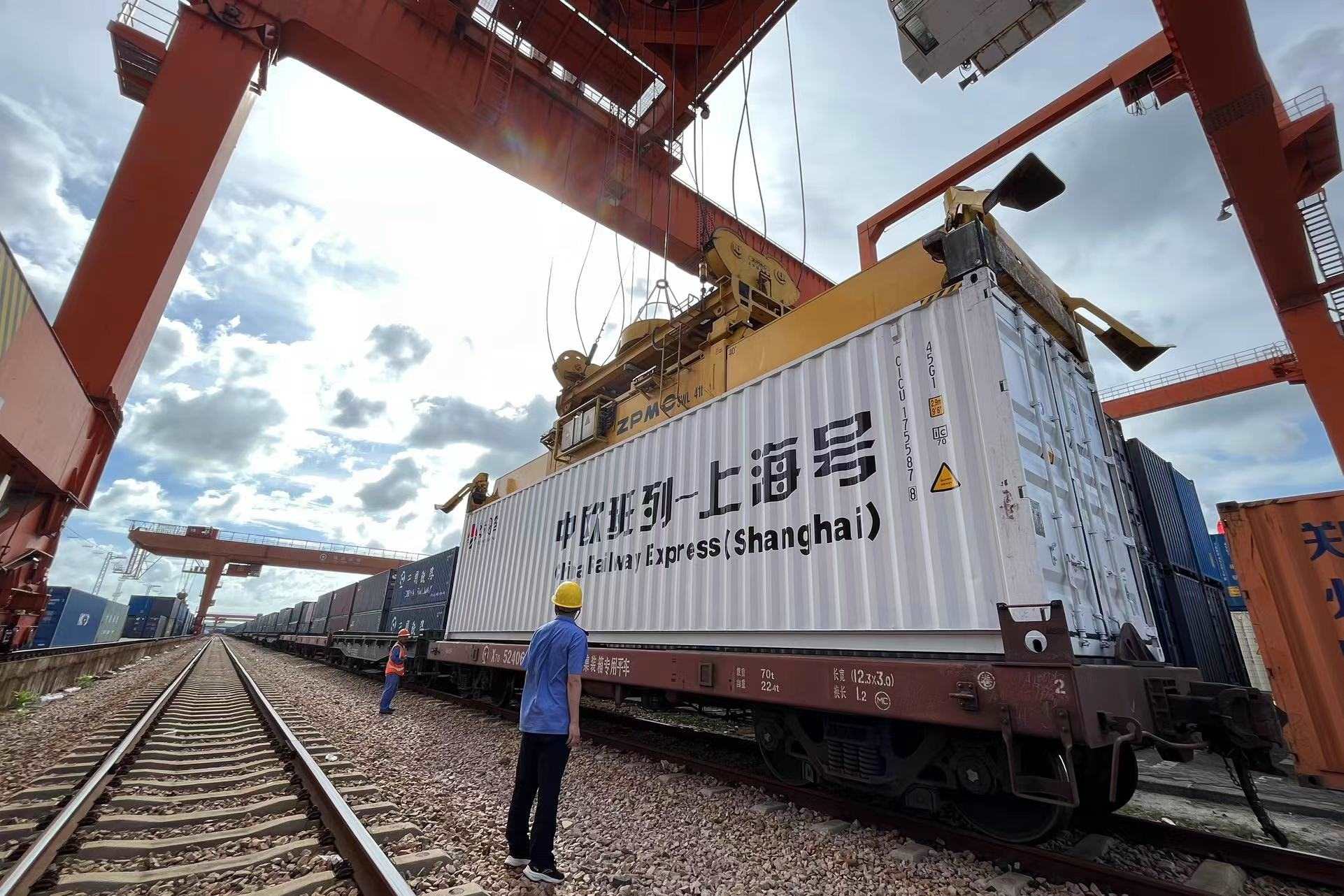 鐵路上海貨運中心閔行站貨場內(nèi)，吊機(jī)在貨運員的監(jiān)裝下進(jìn)行裝車落箱作業(yè)。人民網(wǎng) 皇甫萬里攝