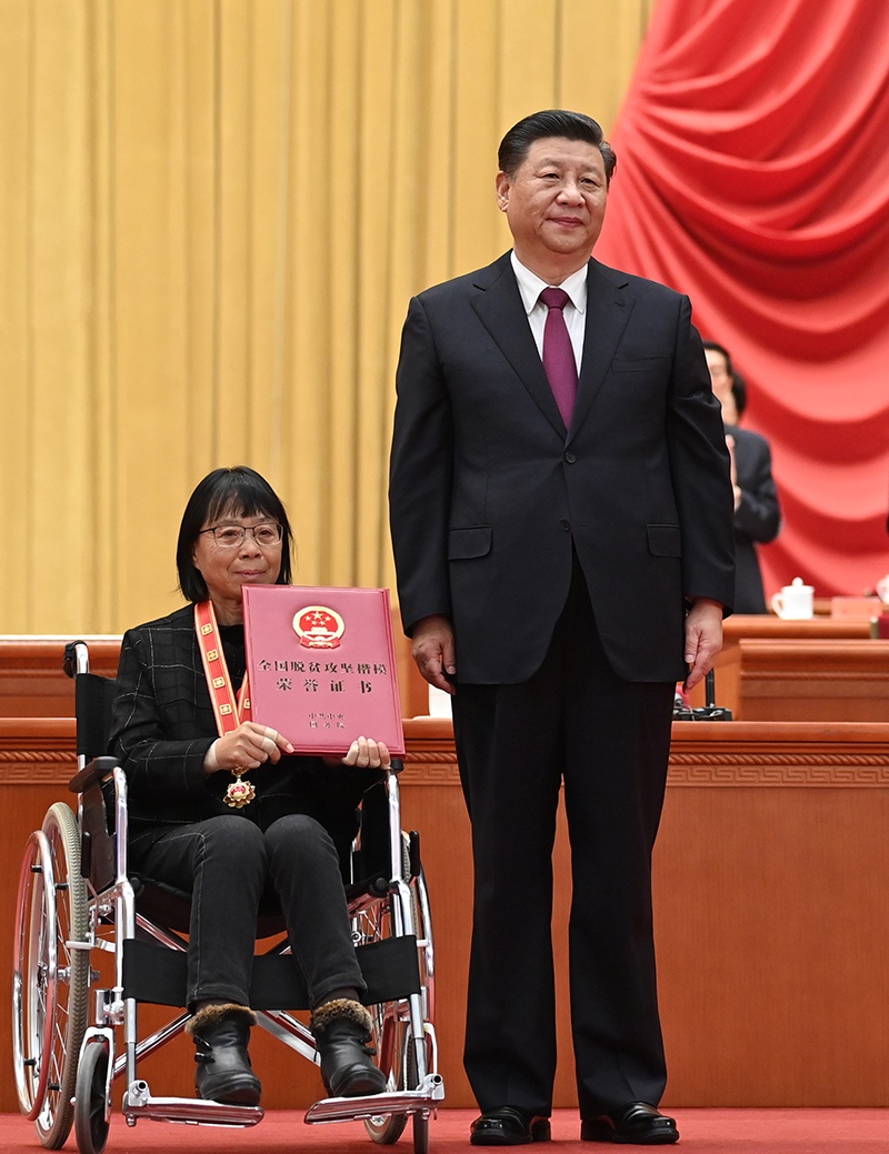 2021年2月25日，全國脫貧攻堅總結(jié)表彰大會在北京人民大會堂隆重舉行。習近平為全國脫貧攻堅楷模榮譽稱號獲得者張桂梅頒獎。