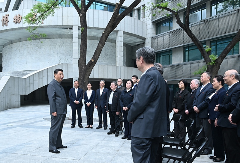 2022年4月25日，習近平總書記來到中國人民大學考察調(diào)研，在博物館門前廣場上，同老教授、老專家和中青年骨干教師代表親切交談。