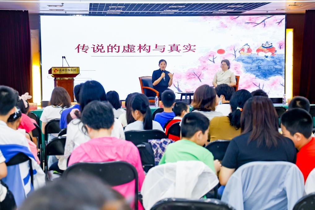 經(jīng)典閱讀進(jìn)社區(qū)——十月少年文學(xué)創(chuàng)享會走進(jìn)裕中東里。主辦方供圖