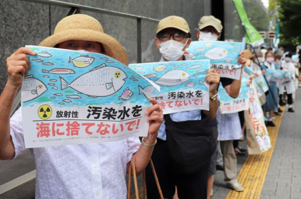 8月24日，日本民眾手持“不要將污染水扔進(jìn)大?！钡葮?biāo)語(yǔ)在東京電力公司總部前集會(huì)，抗議日本政府和東電公司無(wú)視民意啟動(dòng)核污染水排海。新華社記者楊光攝