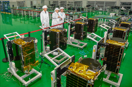 △2022年10月17日，位于吉林長春的長光衛(wèi)星技術(shù)股份有限公司科研人員在衛(wèi)星總裝測試大廳進(jìn)行相關(guān)測試工作。