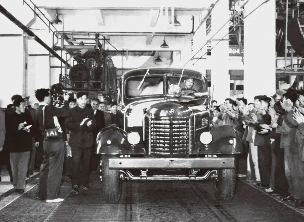 △1956年7月13日，第一輛解放牌汽車駛下裝配線。