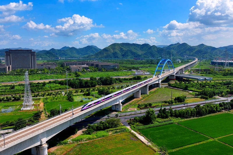 復(fù)興號(hào)亞運(yùn)智能動(dòng)車組列車。上海鐵路局融媒體中心供圖