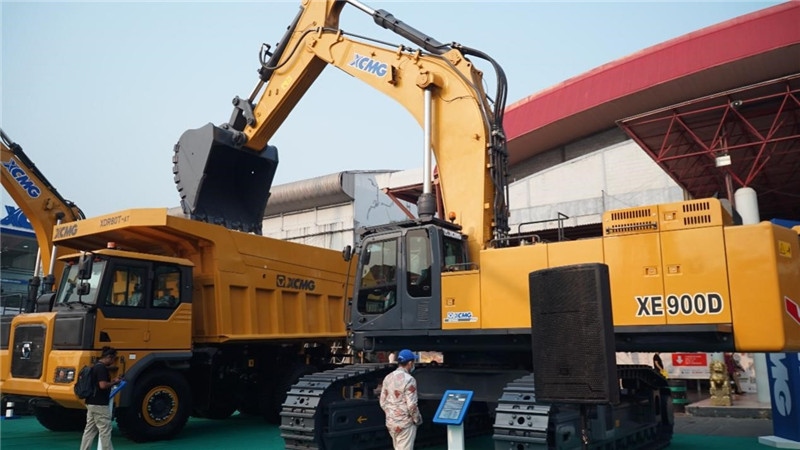徐工集團(tuán)展出的90噸礦用挖掘機(jī)與80噸自卸車。石偉攝影