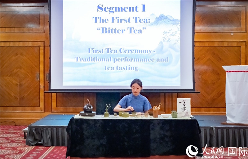 圖為茶藝師表演。人民網(wǎng)郭錦標(biāo) 攝