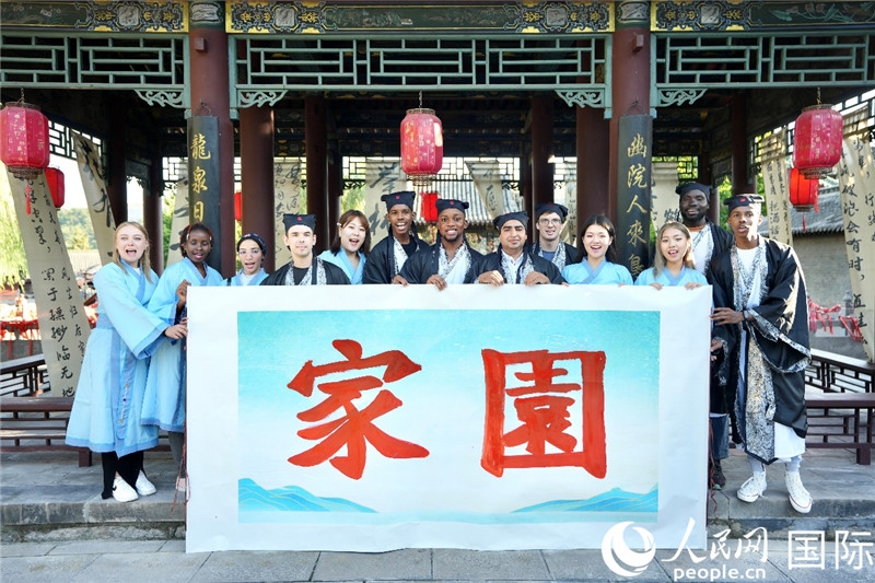 選手們共同寫下的“家園”。人民網(wǎng) 盧鵬宇攝