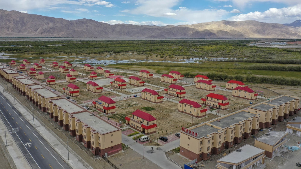 這是由深圳援疆修建的新疆塔什庫爾干塔吉克自治縣一處安置小區(qū)（2019年7月9日攝，無人機(jī)照片）。新華社記者 胡虎虎 攝
