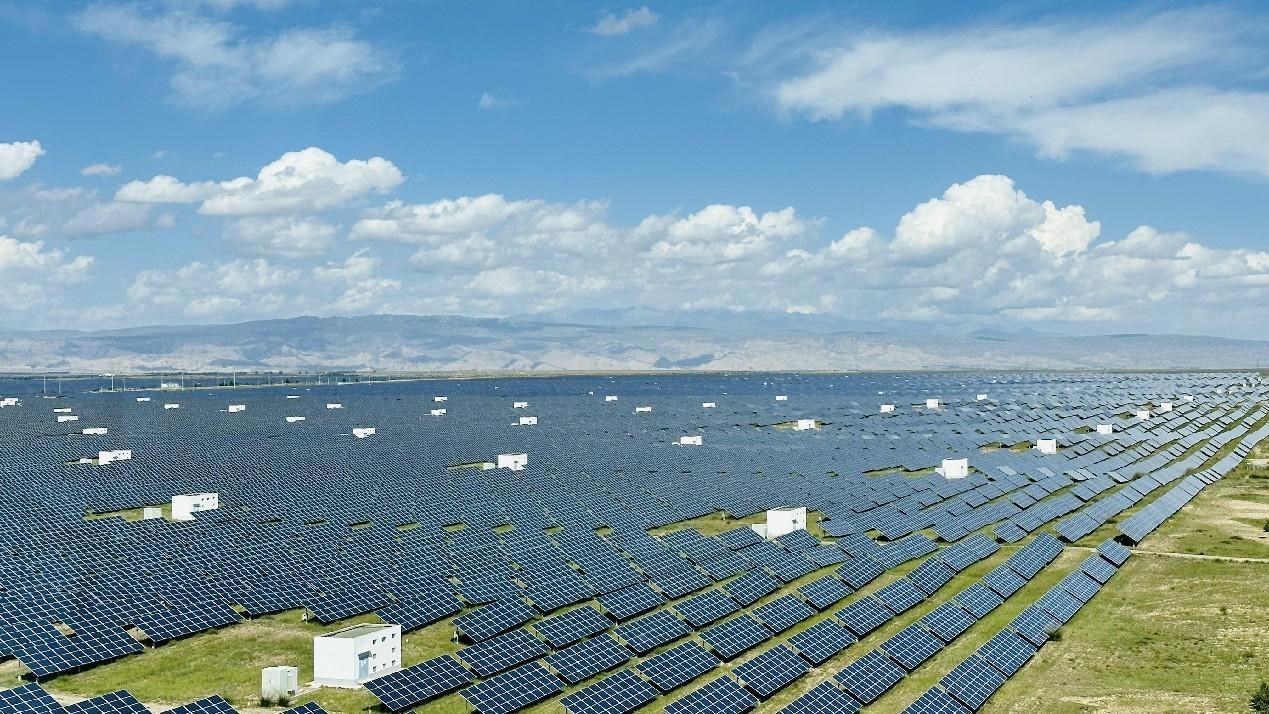 遠(yuǎn)眺青海省海南州光伏發(fā)電園區(qū)。人民網(wǎng) 劉沛然攝