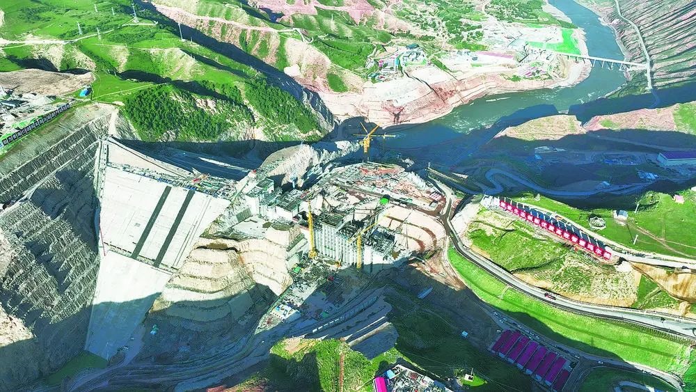 瑪爾擋水電站項(xiàng)目建設(shè)現(xiàn)場(chǎng)。國(guó)家能源集團(tuán)青?，敔枔跛娬竟﹫D