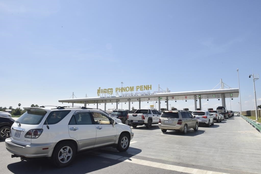 2022年11月7日，車輛在柬埔寨首都金邊的金港高速公路入口處排隊。金港高速公路連接柬埔寨首都金邊和該國最大深水海港西哈努克港。