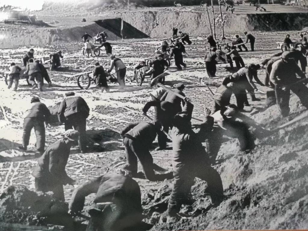 20世紀(jì)70年代，高西溝人治理水土流失場(chǎng)景。（資料圖片）