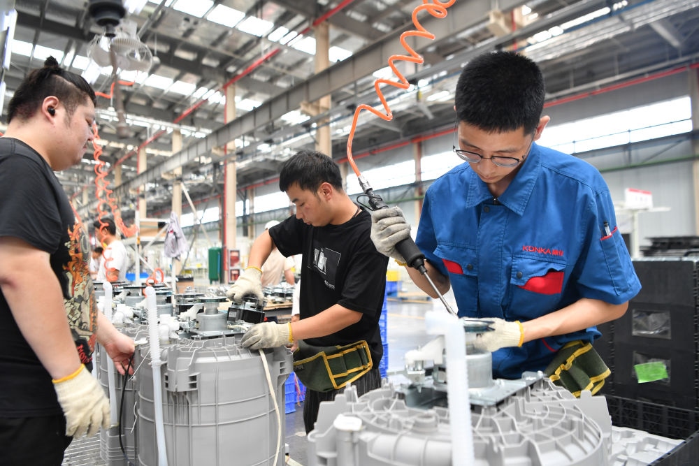 2023年7月20日，工人在位于西安國際港務(wù)區(qū)的陜西康佳智能家電有限公司生產(chǎn)車間工作。 新華社記者 張博文 攝