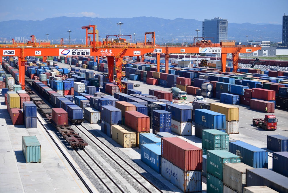 長安號中歐班列在西安新筑車站內(nèi)裝卸集裝箱（2019年8月15日攝）。新華社記者 邵瑞 攝