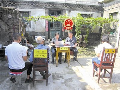 圖②：法庭在農(nóng)家小院開展巡回審判。