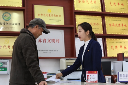 李敏在雙蕩村便民服務大廳接待前來辦理業(yè)務的村民。受訪者供圖