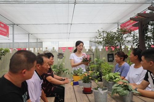 李敏向村民講授花木直播經驗。受訪者供圖
