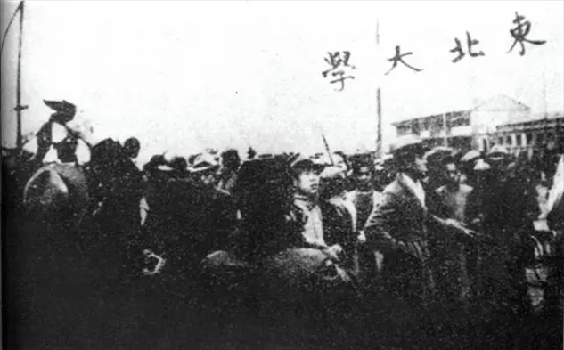 △東北大學(xué)學(xué)生走在一二·九請(qǐng)?jiān)赣涡嘘?duì)伍最前列。