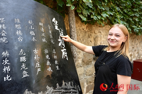 選手金雪花（波蘭）在古堡內(nèi)留影。人民網(wǎng) 盧鵬宇攝