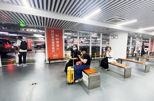 旅客在網(wǎng)約車(chē)空調(diào)等候區(qū)等候網(wǎng)約車(chē)。人民網(wǎng)記者 喬雪峰攝