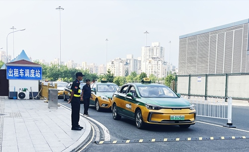北京南站實(shí)施出租車(chē)北廣場(chǎng)落客分流，實(shí)現(xiàn)“落、接”兩用。人民網(wǎng)記者 喬雪峰攝