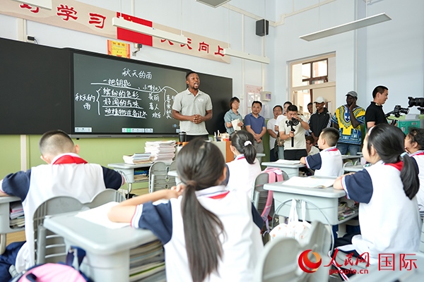 來(lái)自尼日利亞的李昊瑞在表演繞口令。人民網(wǎng) 盧鵬宇攝