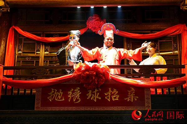 拋繡球。人民網(wǎng) 盧鵬宇攝