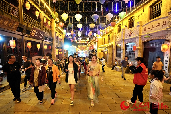 選手體驗(yàn)古城巡游。人民網(wǎng) 盧鵬宇攝