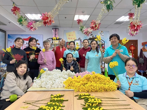 唐占鑫帶領(lǐng)團(tuán)隊(duì)為2022年北京冬奧會(huì)和冬殘奧會(huì)制作頒獎(jiǎng)花束。受訪者供圖
