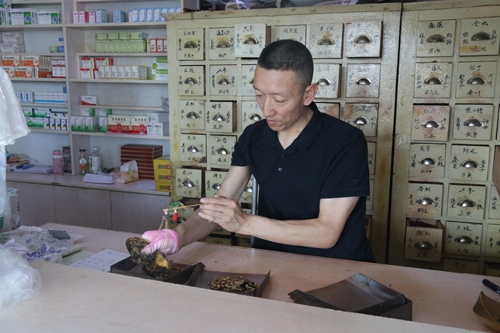 馬啟紅為病患精心配藥。受訪者供圖