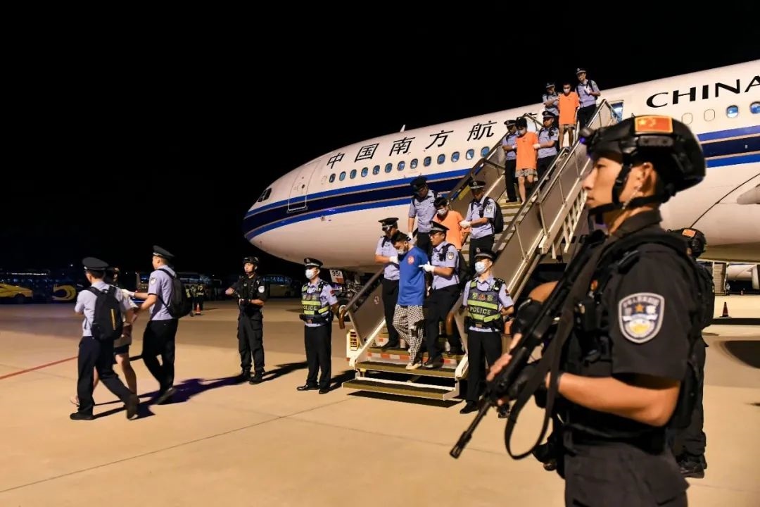 153名實(shí)施跨境裸聊敲詐的犯罪嫌疑人從印度尼西亞被押解回國。公安部供圖