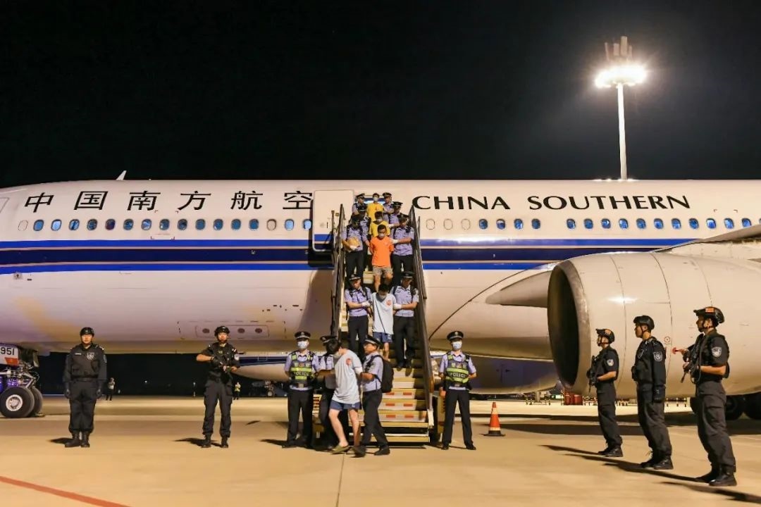 153名實(shí)施跨境裸聊敲詐的犯罪嫌疑人從印度尼西亞被押解回國。公安部供圖
